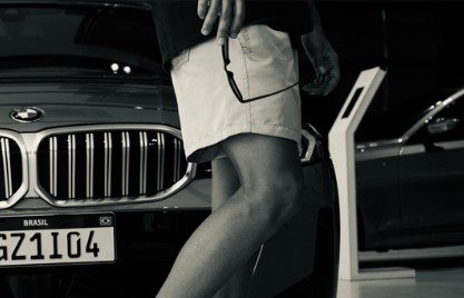 homem andando de carro