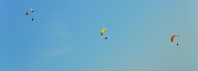 Paraquedistas no céu